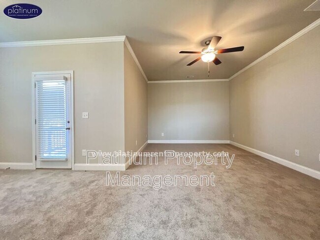 Building Photo - 2360 Manor Pointe Dr