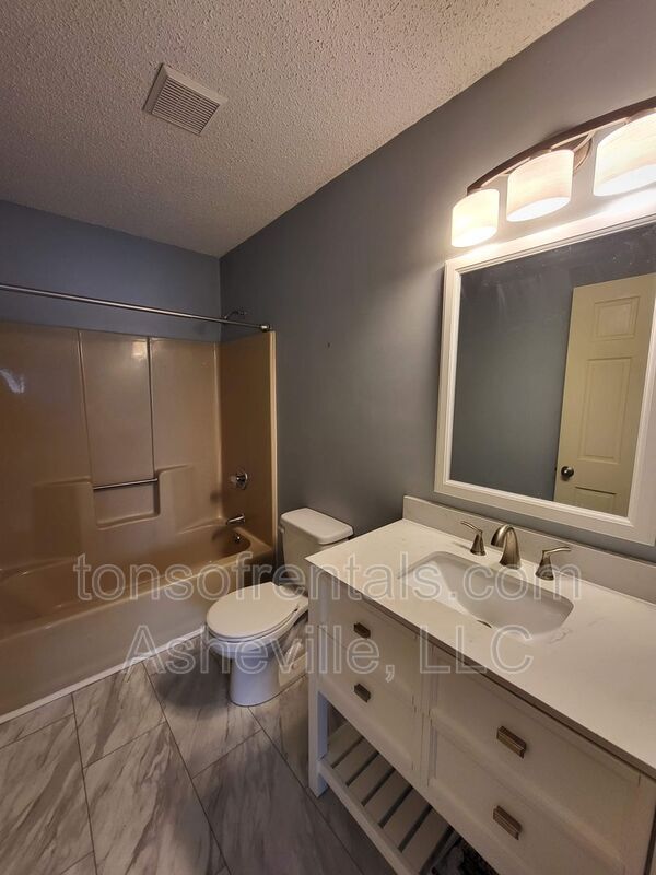 Building Photo - 128 White Oak Rd Ext