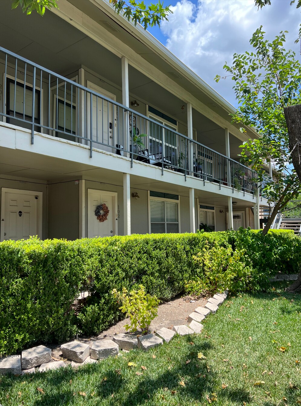 Building Photo - 2450 Ashdale Dr