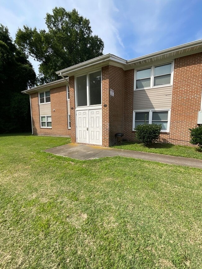 Building Photo - Two Bedroom Apartment off Rodman