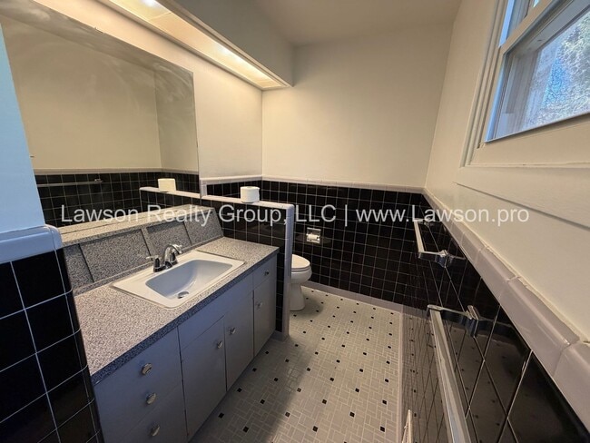 Building Photo - Beautiful Mid Century Modern Grandin Road Home