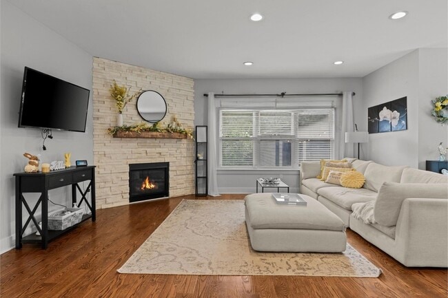 Building Photo - 718 N Alexander Ave