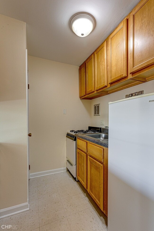 Building Photo - 5300 Carriage Way Dr