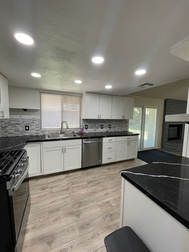 Building Photo - 3 Bedroom / 2 Bathroom for Rent $2,500