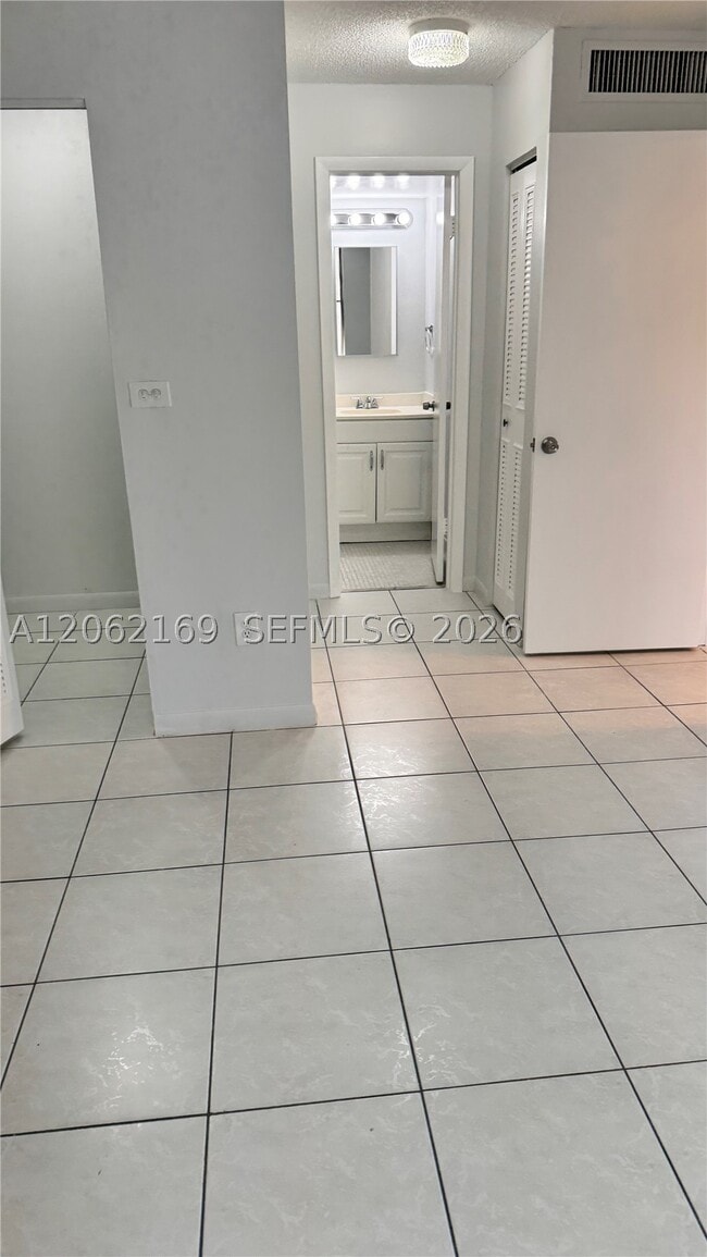 Building Photo - 14221 N Kendall Dr