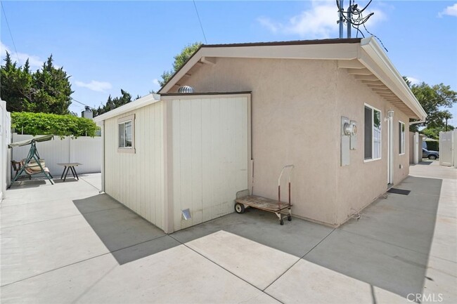 Building Photo - 6930 Enfield Ave
