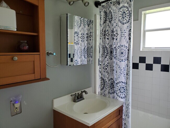 Building Photo - Walk to Lake Hollingsworth...Available Now