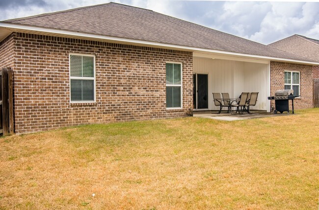 Building Photo - 4 bedroom / 3 bath in Crestview. SOUTH of ...