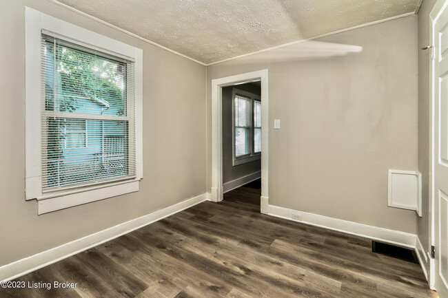 Building Photo - 4020 Larkwood Ave