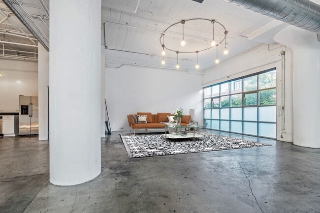 Building Photo - 530 Molino St