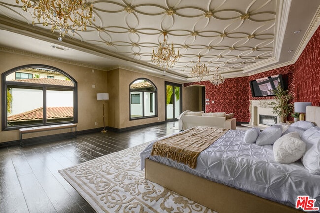 Building Photo - 4705 Los Feliz Blvd