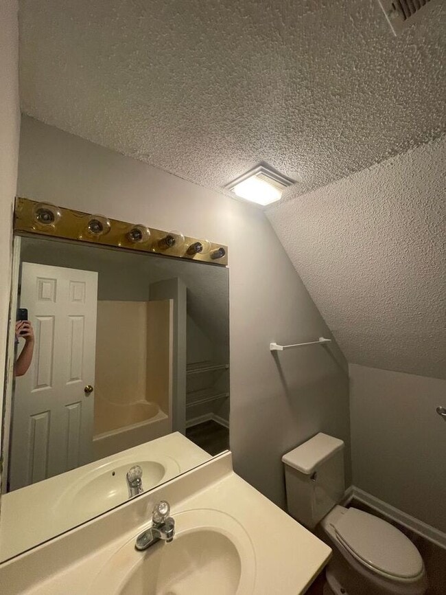 Building Photo - Charming 2-Bed, 2-Bath Townhouse in NW Kno...