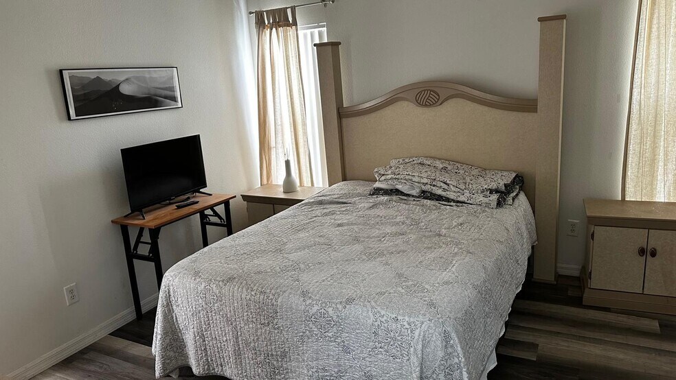 Room 2 - 2651 Oneida Loop