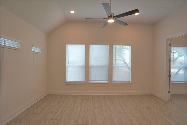 Building Photo - 621 Pinnacle View Dr