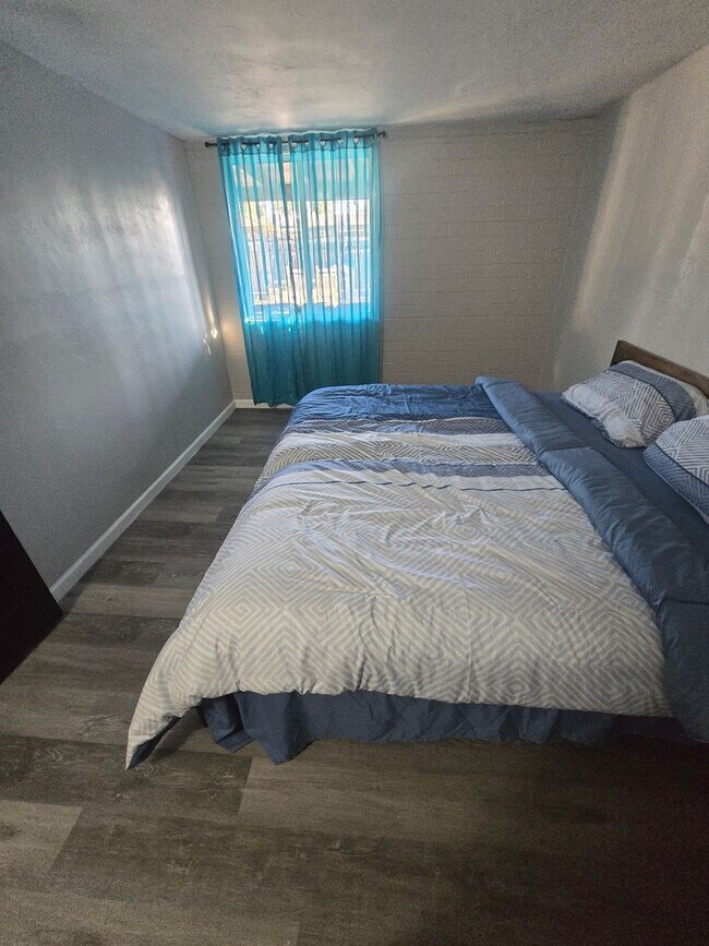 Building Photo - Rooms for Rent – Furnished, Lockable, & Private Backyard! 6 Spots Open.