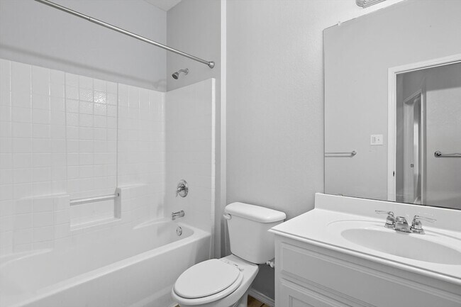 Building Photo - 512 Crescent Creek Ln