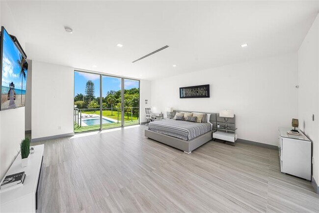 Building Photo - 17250 SW 52nd Ct