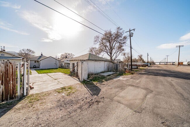 Building Photo - 3 bed 1 bath home recently renovated.