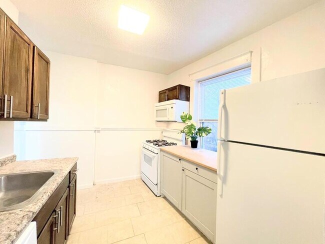 Building Photo - 2747 Pestalozzi St