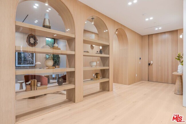 Building Photo - 16723 La Maida St