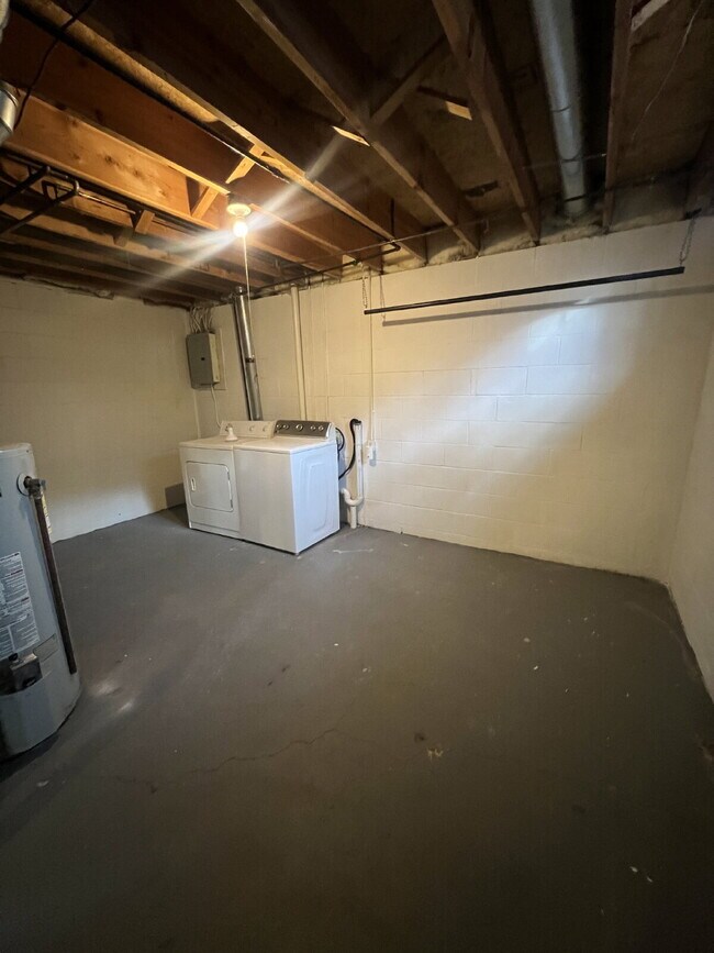 Building Photo - Recently Renovated 2Br / 1.5Ba Home with D...