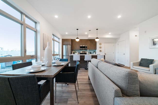 Building Photo - Kensington Court Flats