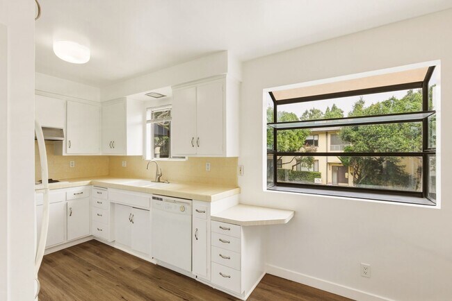 Building Photo - HUGE 2 bed 2 bath in Prime Santa Monica!