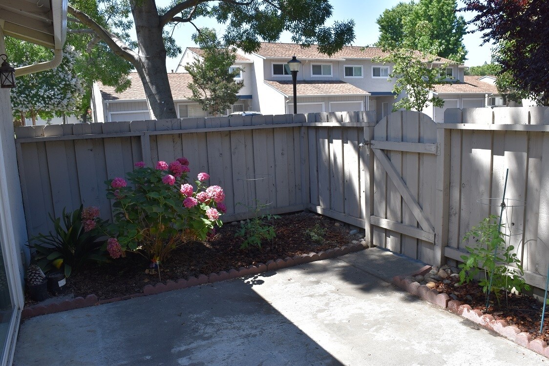 Patio 1 - 497 Daisydell Court