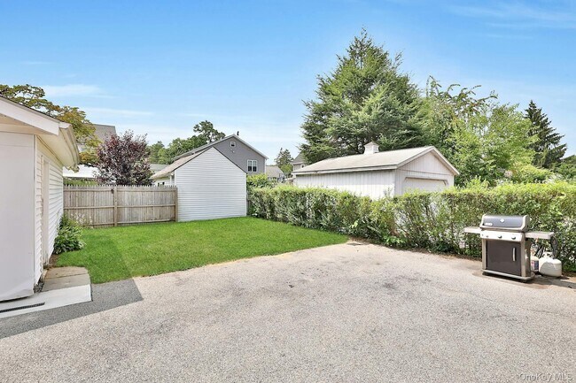 Building Photo - 747 Pelhamdale Ave