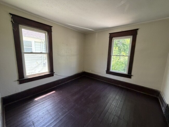 Building Photo - Room to Spread Out! 5-Bedroom Home with Covered Porch & Large Kitchen