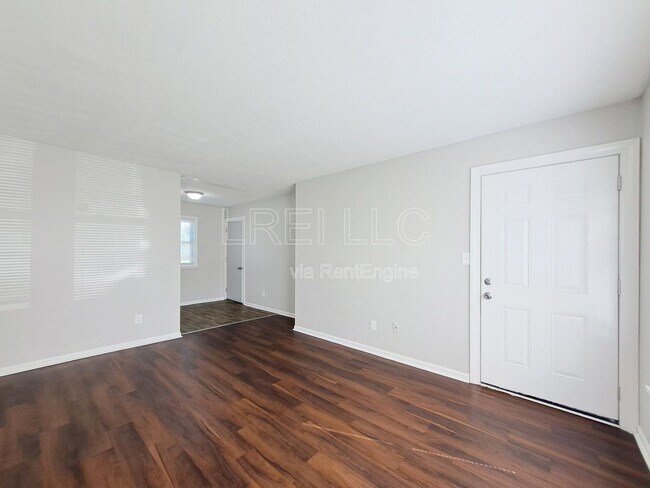 Building Photo - 5112 Valiant Dr