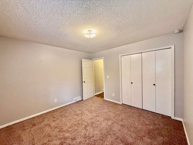 Building Photo - 2 Bedroom Duplex In Wyoming Available December 1st