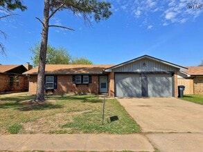 Building Photo - 2119 Selma Dr