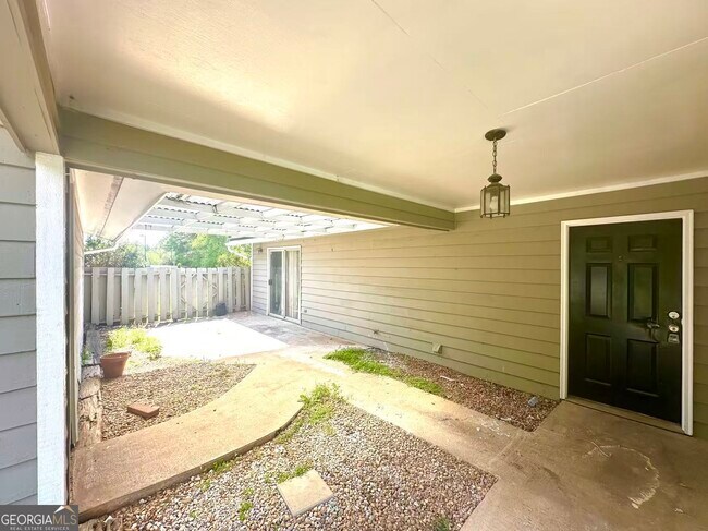 Building Photo - 100 Lakeview Ln