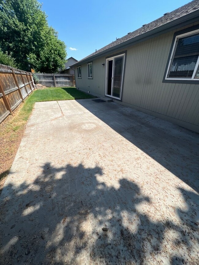 Building Photo - SE Bend House, Gas Heat/Fireplace, Fenced Yard, Dbl. Garage, Pets Considered!