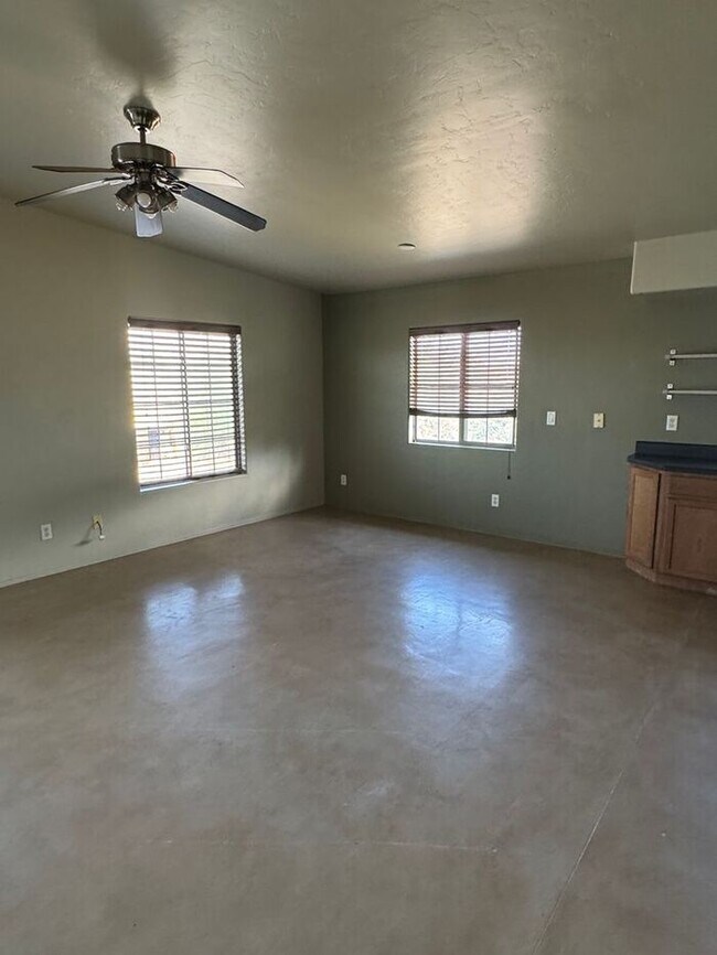 Building Photo - 3 bedroom 2 bath - Available now