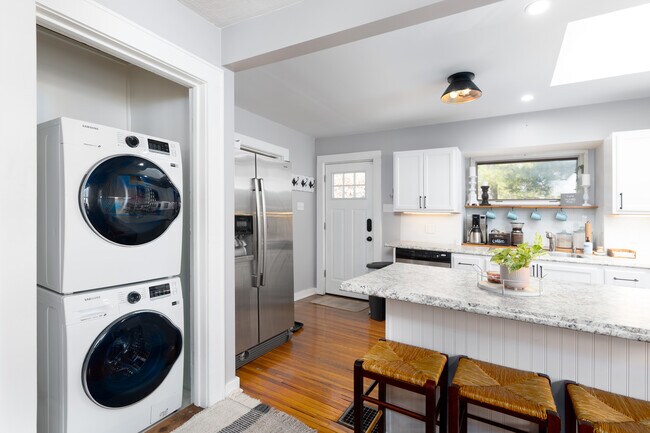 Building Photo - 1120 W Broadway