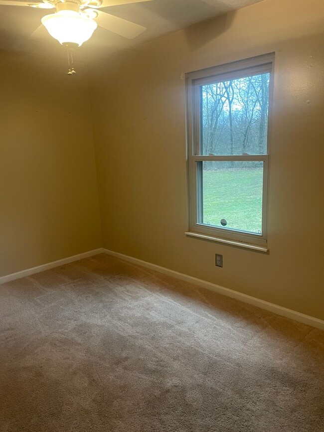 Building Photo - Knoxville 37914 - 3 bedroom, 2 bath home -...