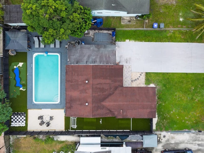 Building Photo - 6660 Custer St