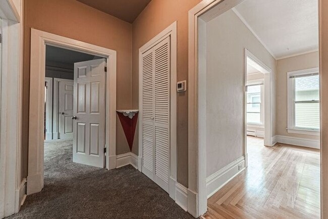 Building Photo - Victorian Home Downtown! 6 - Month Leases ...