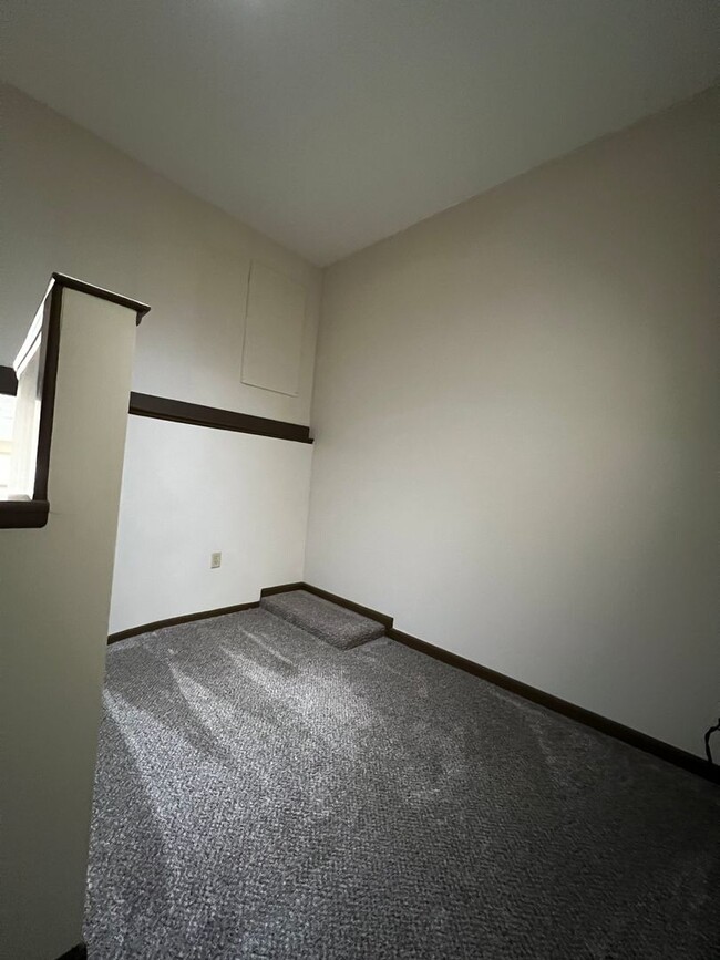 Building Photo - Executive DOWNTOWN Loft -- 1 bed, 1.5 bath...