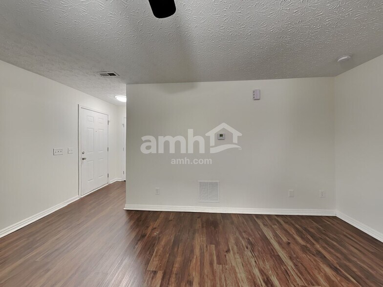 Building Photo - 1395 Ithaca Dr