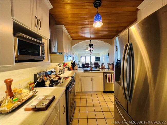 Building Photo - 10044 S Ocean Dr