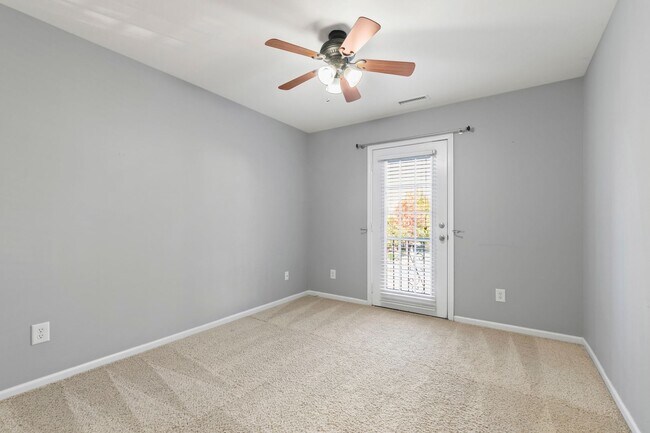 Building Photo - Charming 2-Bedroom Townhome in Desirable R...