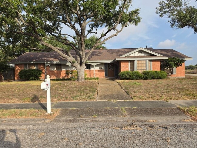 Building Photo - 749 San Patricio Ave