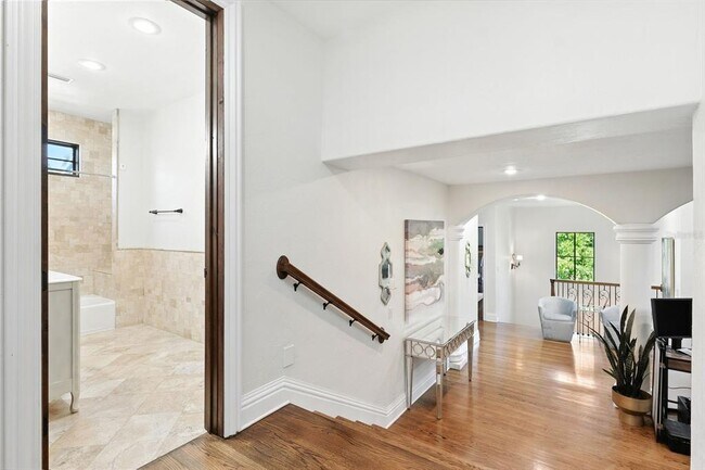 Building Photo - 4555 W Swann Ave
