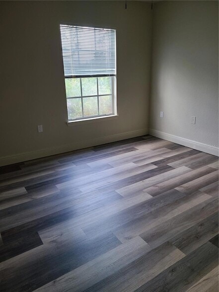 Building Photo - 8911 Manor Loop