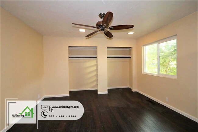 Building Photo - 875 Lakeview Dr