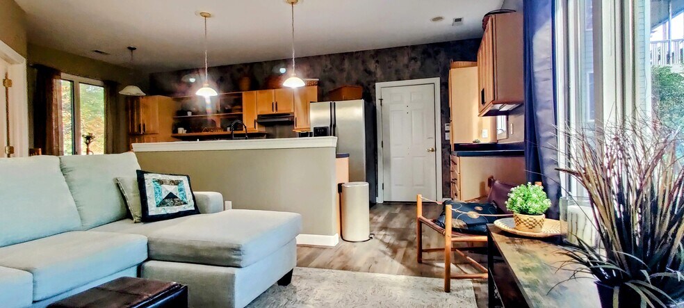 Building Photo - 250 Paddock Dr