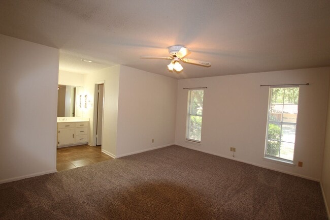 Building Photo - Beautiful 3 bedroom 2 bath home in the hea...